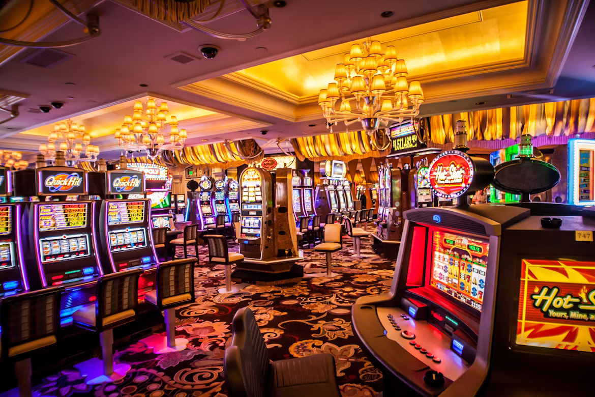 Online Gambling vs. Land-Based Casinos: Pros and Cons